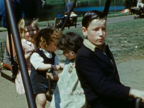 Spielende Kinder, London, Mai 1944