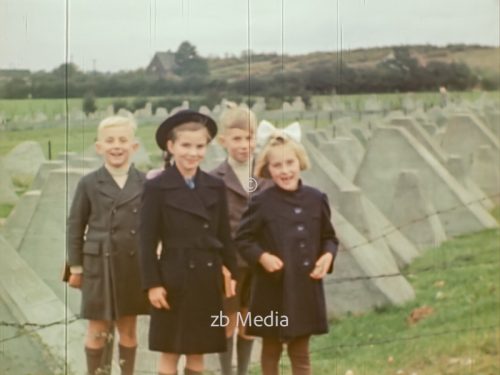 Kinder am Westwall bei Aachen 1944