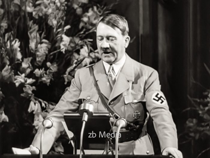 Adolf Hitler am Rednerpult