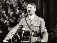 Adolf Hitler am Rednerpult