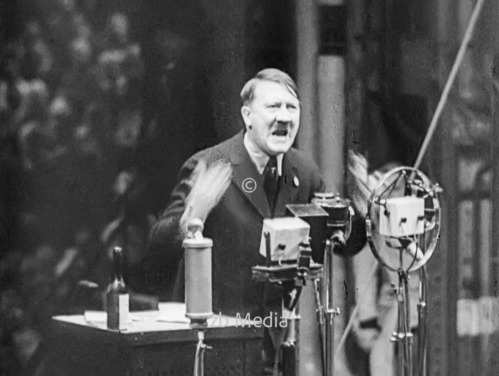 Adolf Hitler am Rednerpult