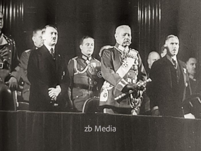 Hitler mit Hindenburg und von Papen 1933