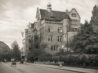 Deutschland 1937, Schulhaus mit Hakenkreuzfahne