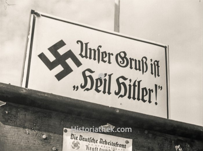 Deutschland 1937, Schild "Heil Hitler"