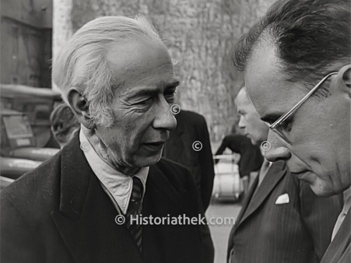 Theodor Heuss mit Journalisten 1945