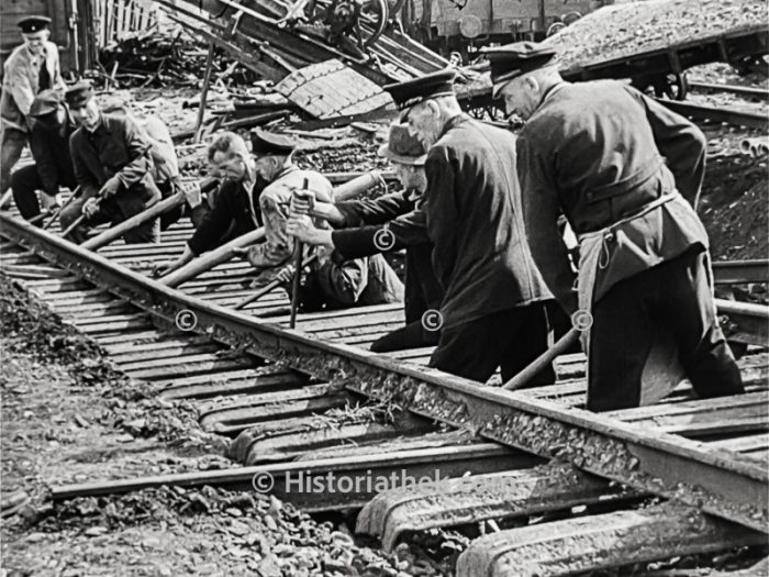 Reparatur zerstörter Bahngleise 1945