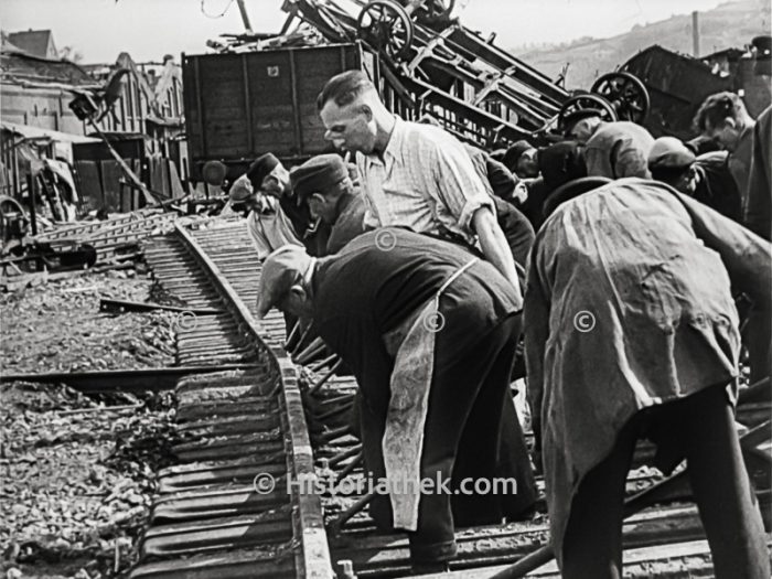 Reparatur zerstörter Bahngleise 1945