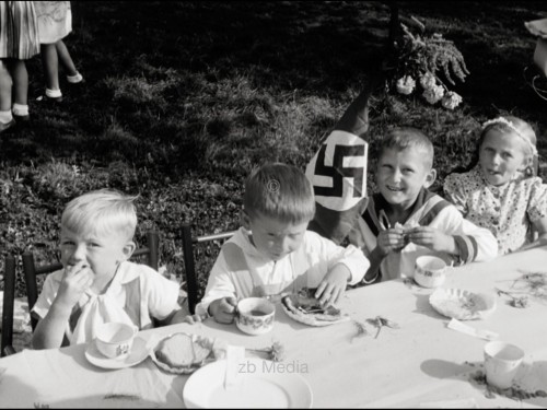 Kinderfest in Weimar 1937