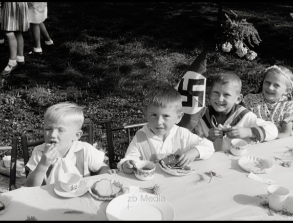 Kinderfest in Weimar 1937