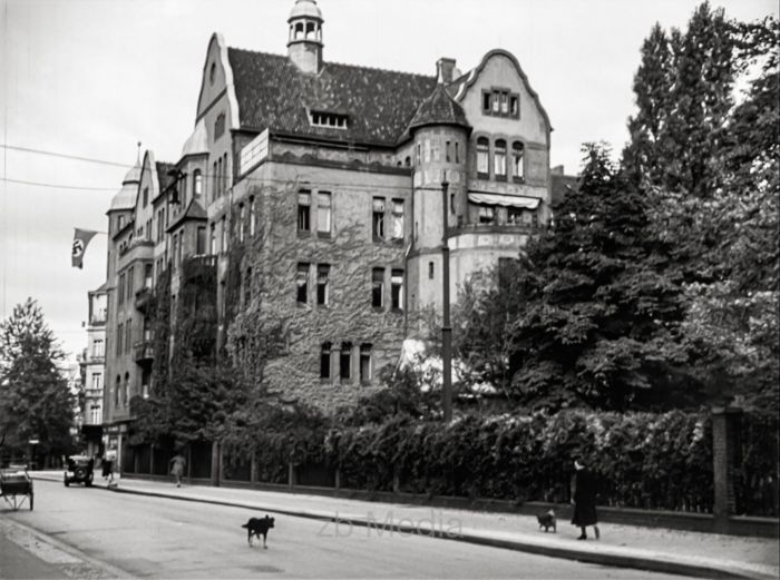 Deutschland 1937, Schulhaus mit Hakenkreuzfahne