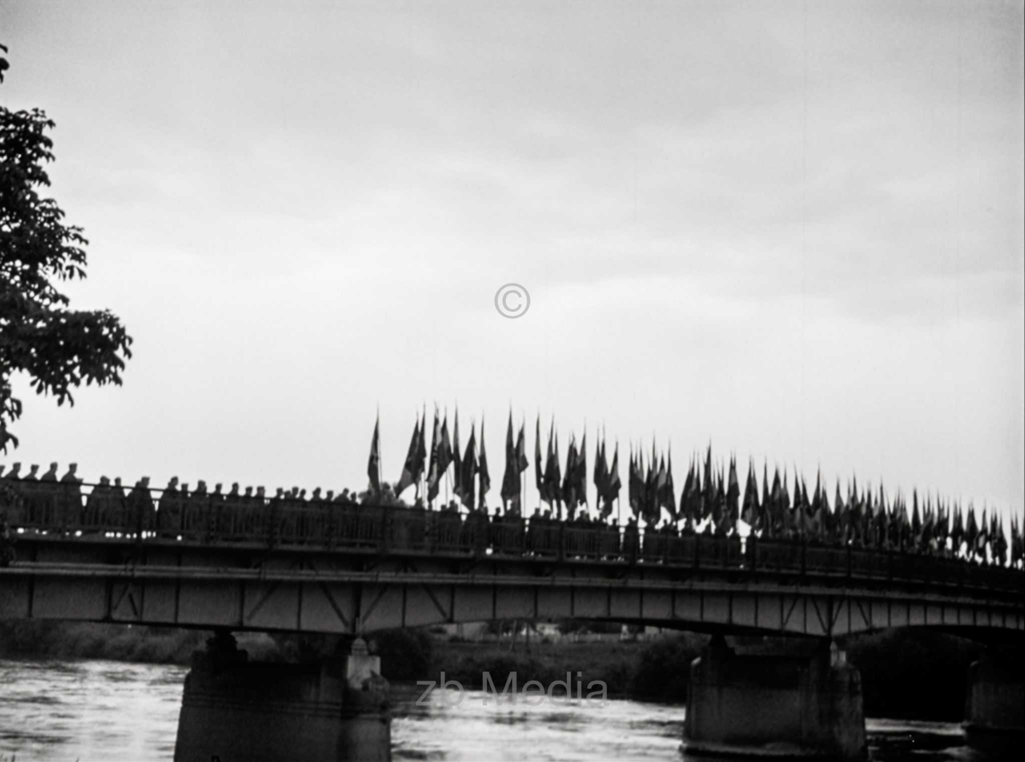 Deutschland 1937, Umzug auf Brücke