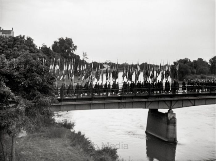 Deutschland 1937, Umzug auf Brücke