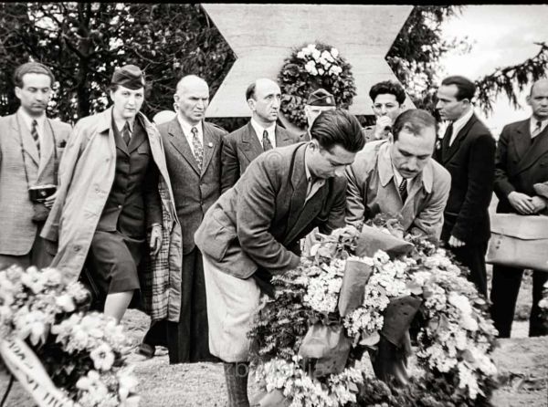 Gedenkfeier, KZ Dachau Mai 1946