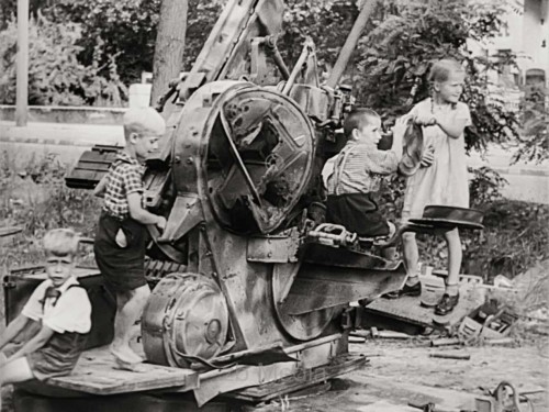 Kinder und Flak 1945