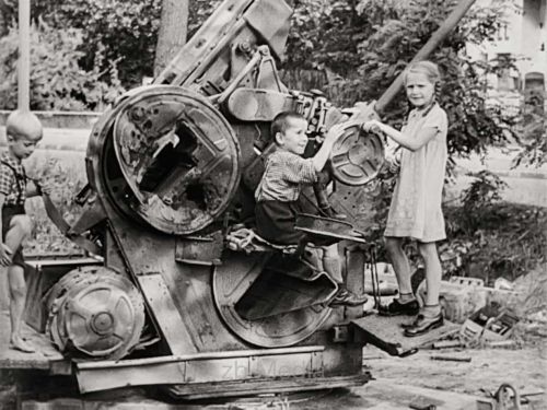 Kinder und Flak 1945