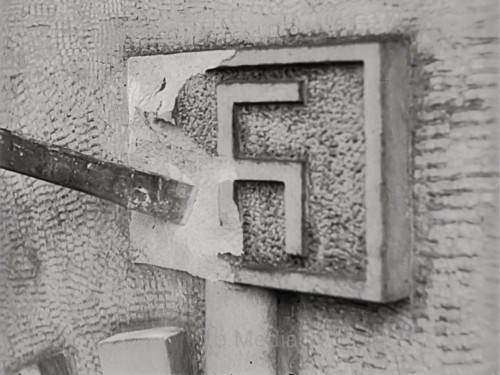 Hakenkreuz wird entfernt, 1945