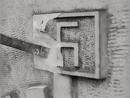 Hakenkreuz wird entfernt, 1945