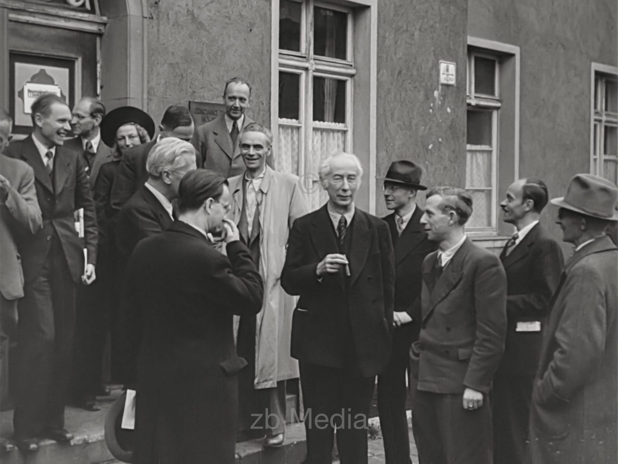 Theodor Heuss mit Journalisten 1945