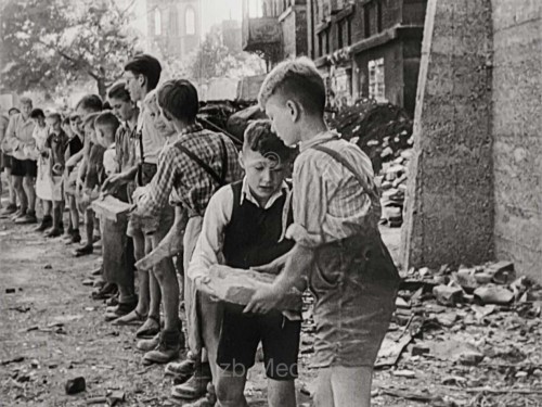 Kinder räumen Trümmer 1945