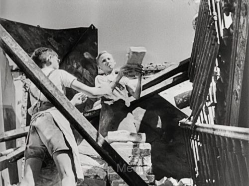 Kinder räumen Trümmer 1945
