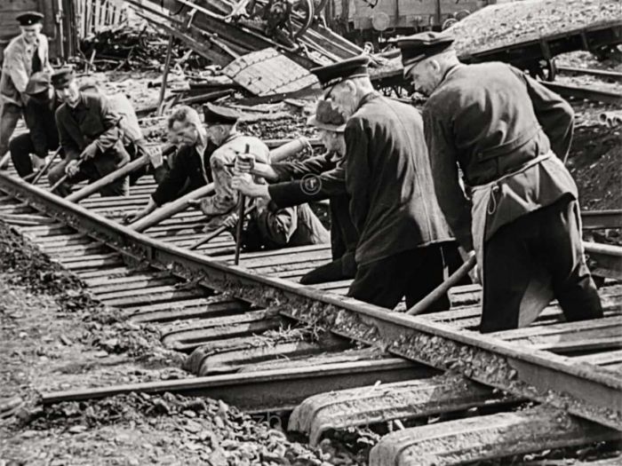 Reparatur zerstörter Bahngleise 1945