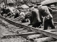 Reparatur zerstörter Bahngleise 1945