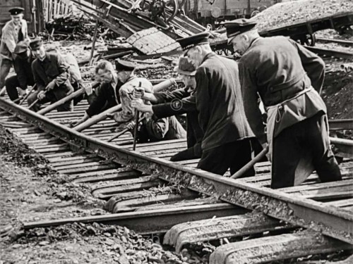 Reparatur zerstörter Bahngleise 1945