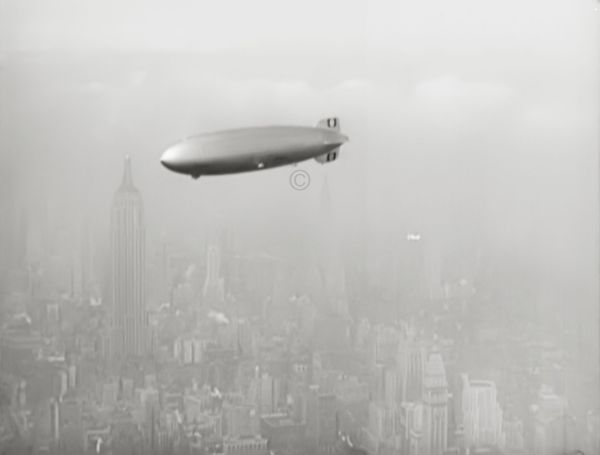 Luftschiff Hindenburg Flug über New York 1937