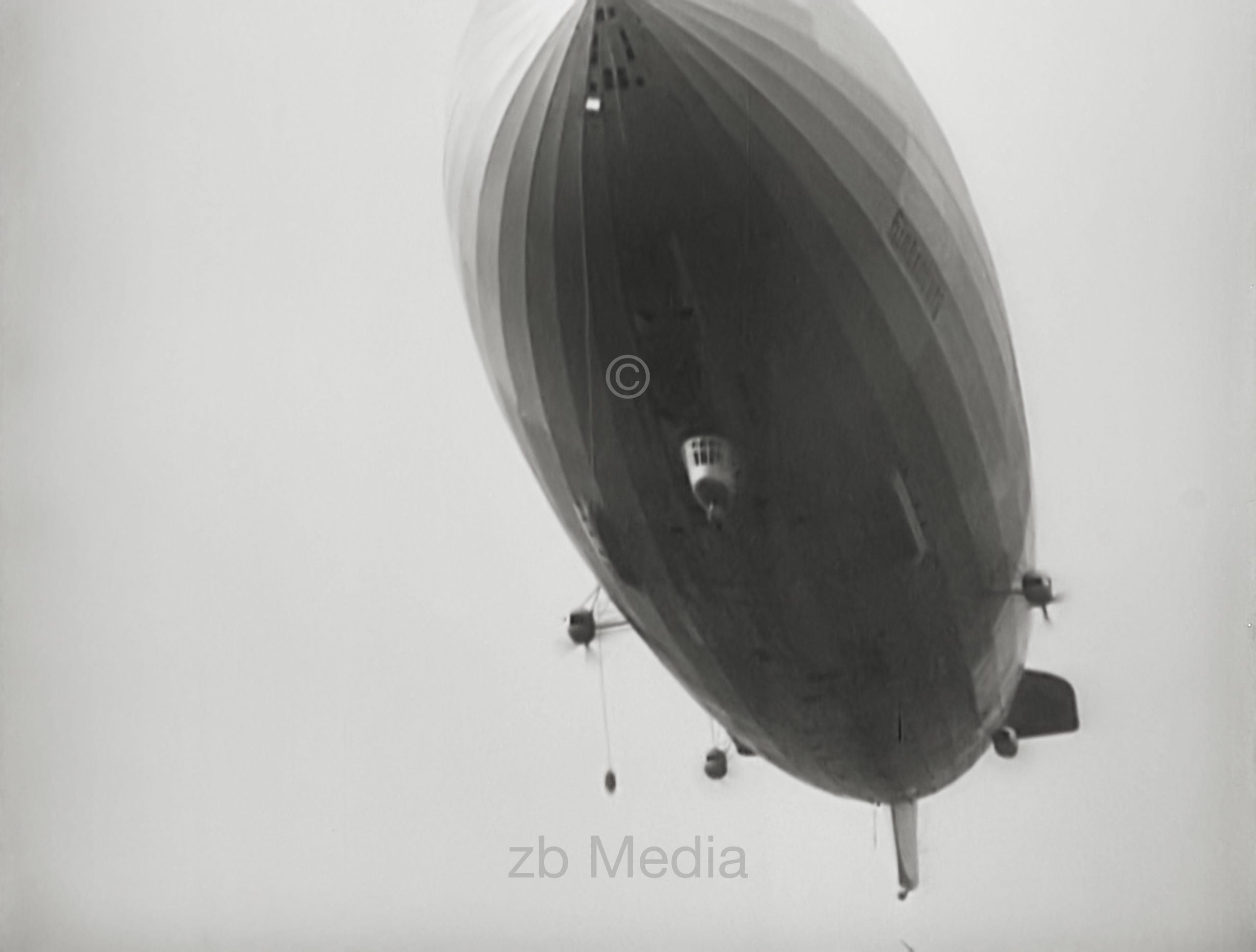 Luftschiff Hindenburg Anflug auf Lakehurst 1937