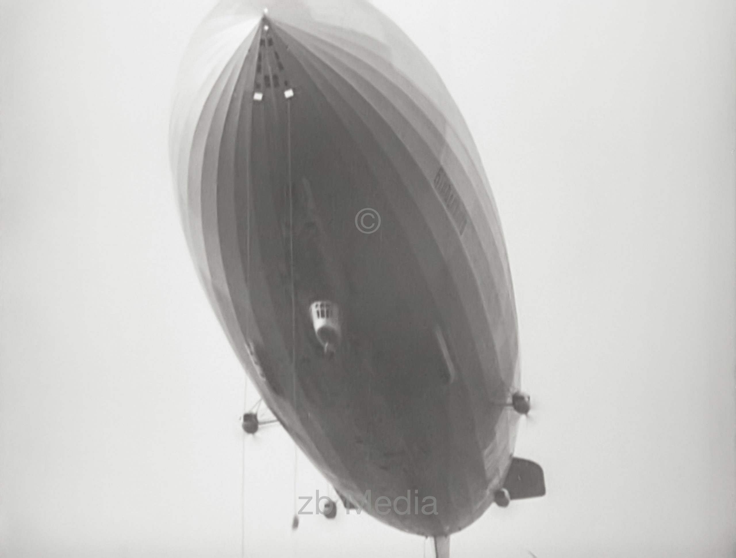 Luftschiff Hindenburg Anflug auf Lakehurst 1937