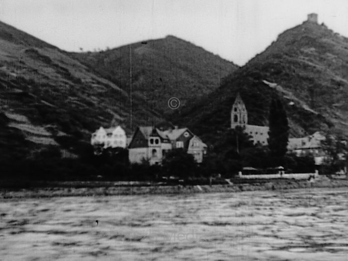 Dorf am Rheinufer 1930