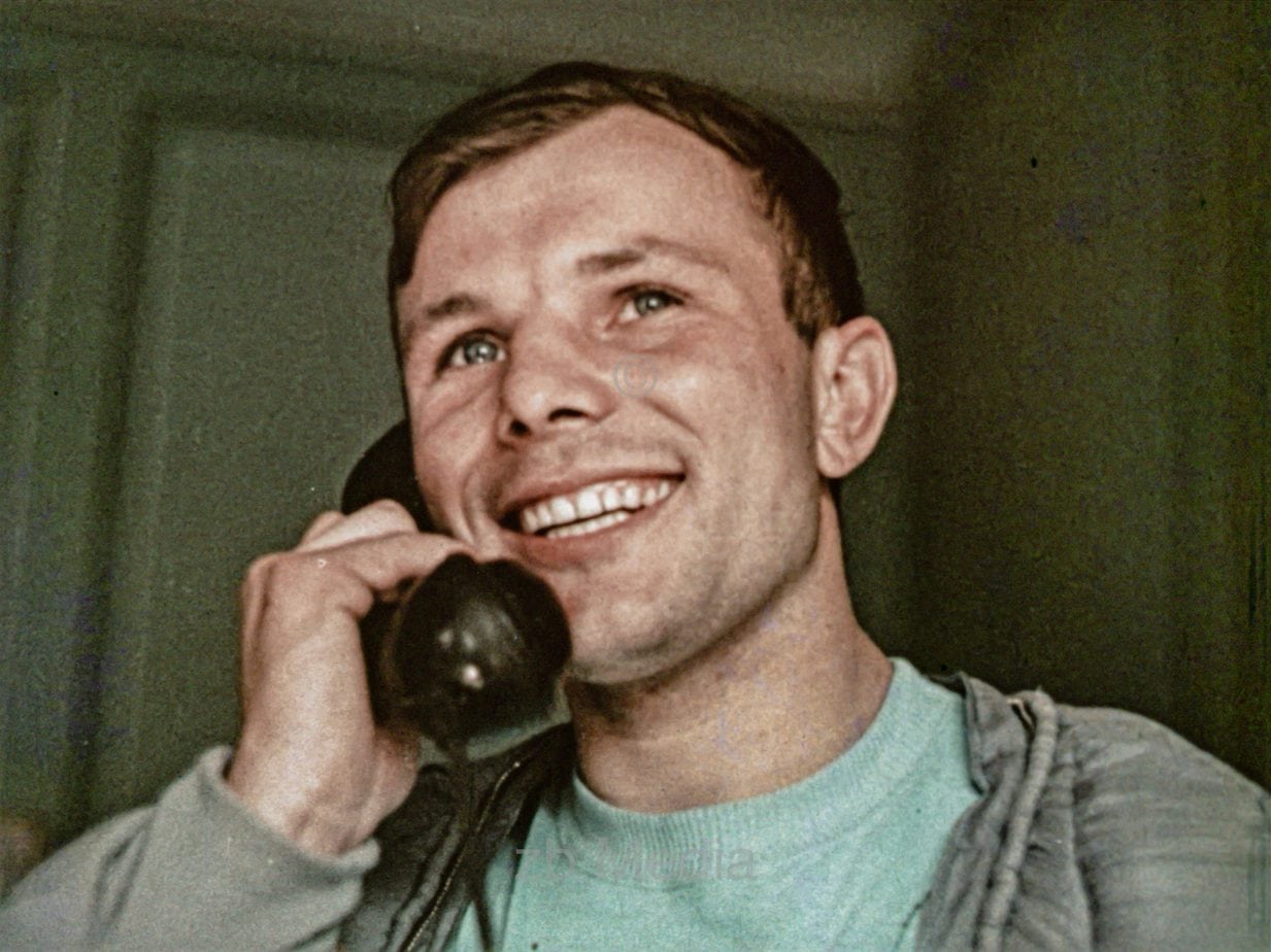Juri Gagarin nach Rückkehr zur Erde