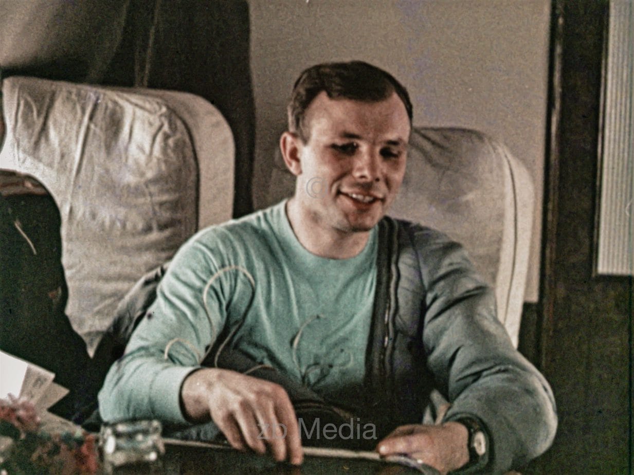 Juri Gagarin nach Rückkehr zur Erde