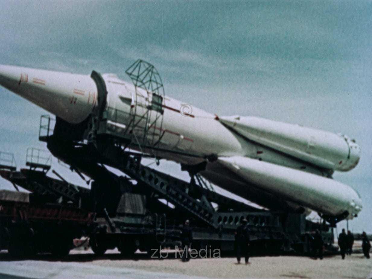 R7 Rakete, Transport zur Startrampe