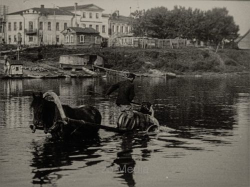 Wasserschöpfen am Fluss. Sowjetunion 1930