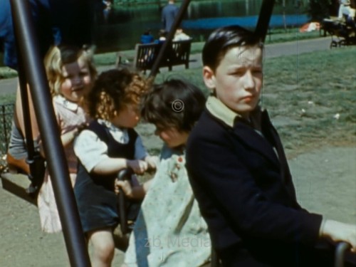 Spielende Kinder, London, Mai 1944