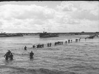 Britische Soldaten landen beim D-Day 1944 in der Normandie