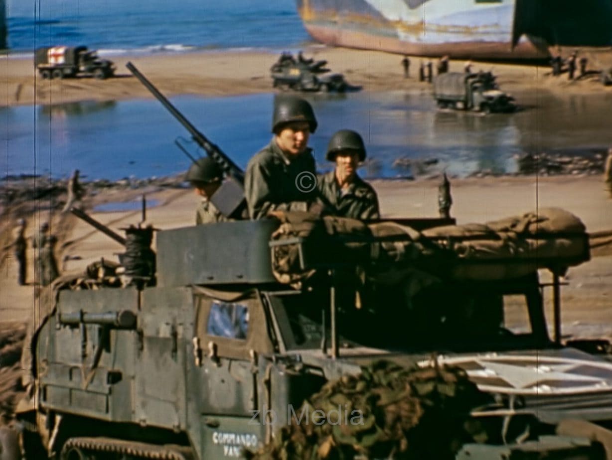 Halbkettenfahrzeug am Strand, D-Day 1944