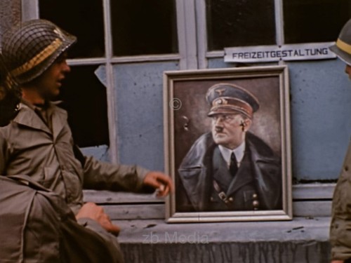 Hitlerbild als Dart Ziel 1944