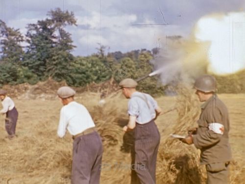 US Geschütz feuert an der Invasionsfront 1944