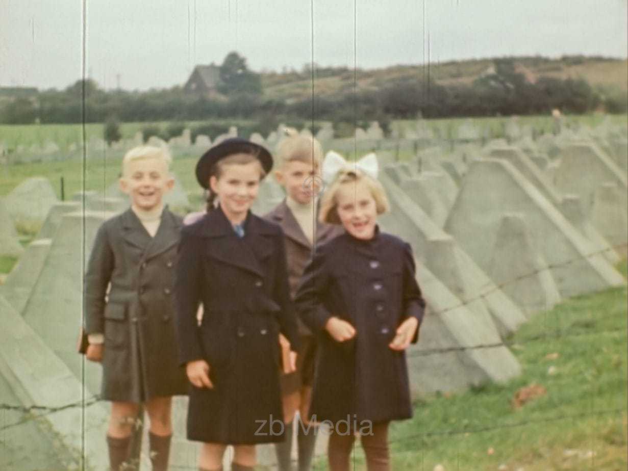 Kinder am Westwall bei Aachen 1944