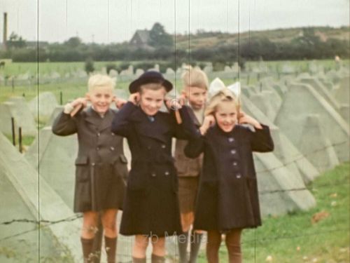 Kinder am Westwall bei Aachen 1944