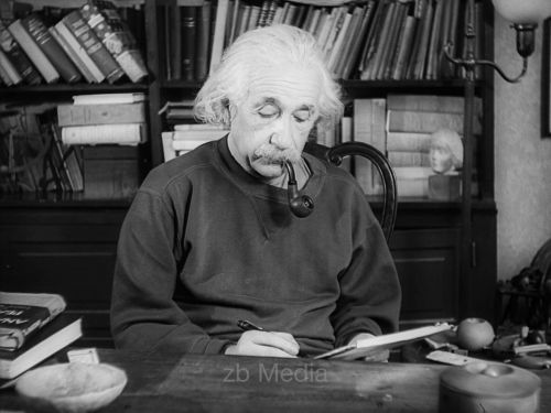 Albert Einstein an seinem Schreibtisch