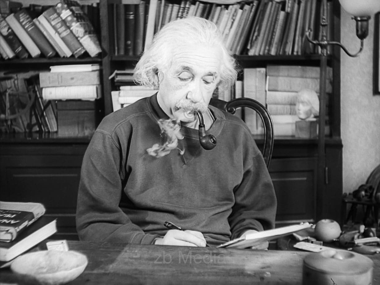 Albert Einstein an seinem Schreibtisch