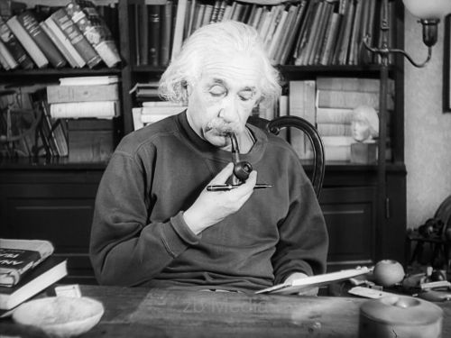 Albert Einstein an seinem Schreibtisch