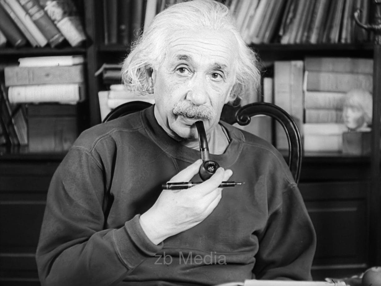 Albert Einstein an seinem Schreibtisch