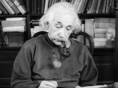 Albert Einstein an seinem Schreibtisch