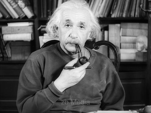 Albert Einstein an seinem Schreibtisch