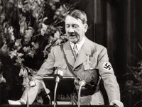 Adolf Hitler am Rednerpult