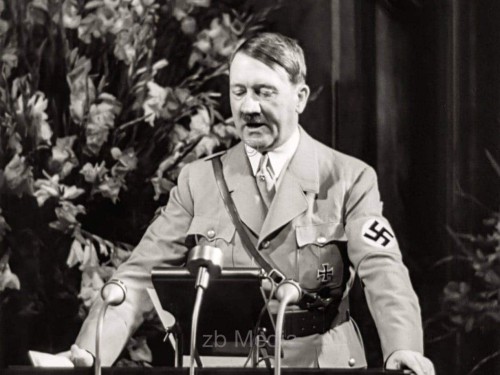 Adolf Hitler am Rednerpult